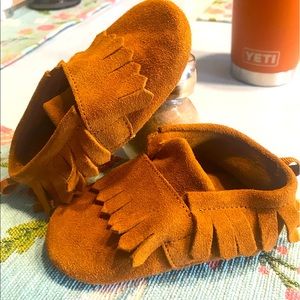 NWOT. Wonder Nation’s Baby/Infant brown suede moccasin shoes/slippers, size 5.